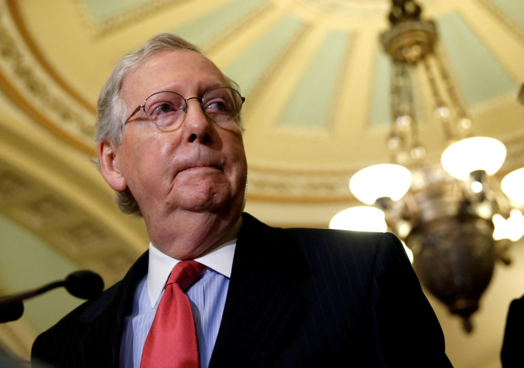 FILE PHOTO: Líder mayoritario del Senado Mitch McConnel (R-KY) habla con periodistas después del almuerzo de política republicano en el Capitol Hill en Washington, DC, U.S. 24 de octubre, 2017.
REUTERS/Joshua Roberts/File Photo - RC1CE1593BA0